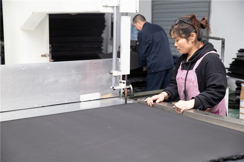 空(kong)調(diào)(diao)側(cè)麵減(jian)震墊